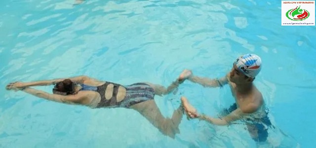 Điều chỉnh bắp chân vuông góc với thân khi tiến hành co chân trong bơi ếch